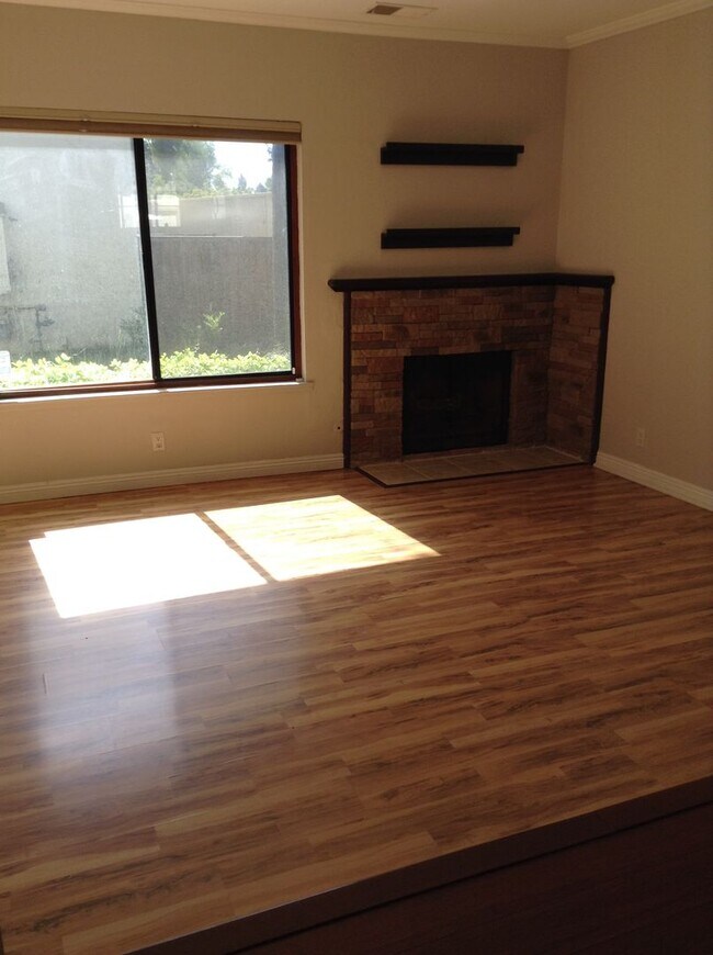 Building Photo - Stunning Townhouse on Mission Boulevard of Fremont