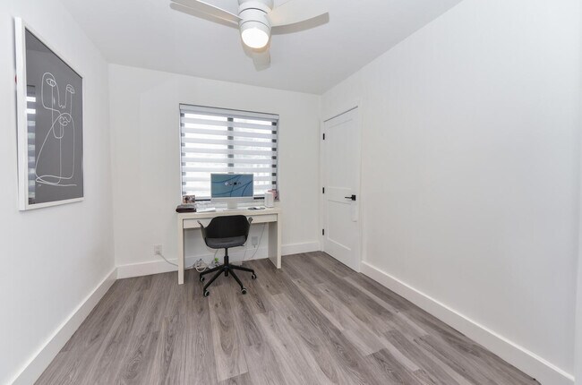 Building Photo - 700 SW 4th St