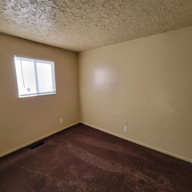 Building Photo - 4 Bedroom House!