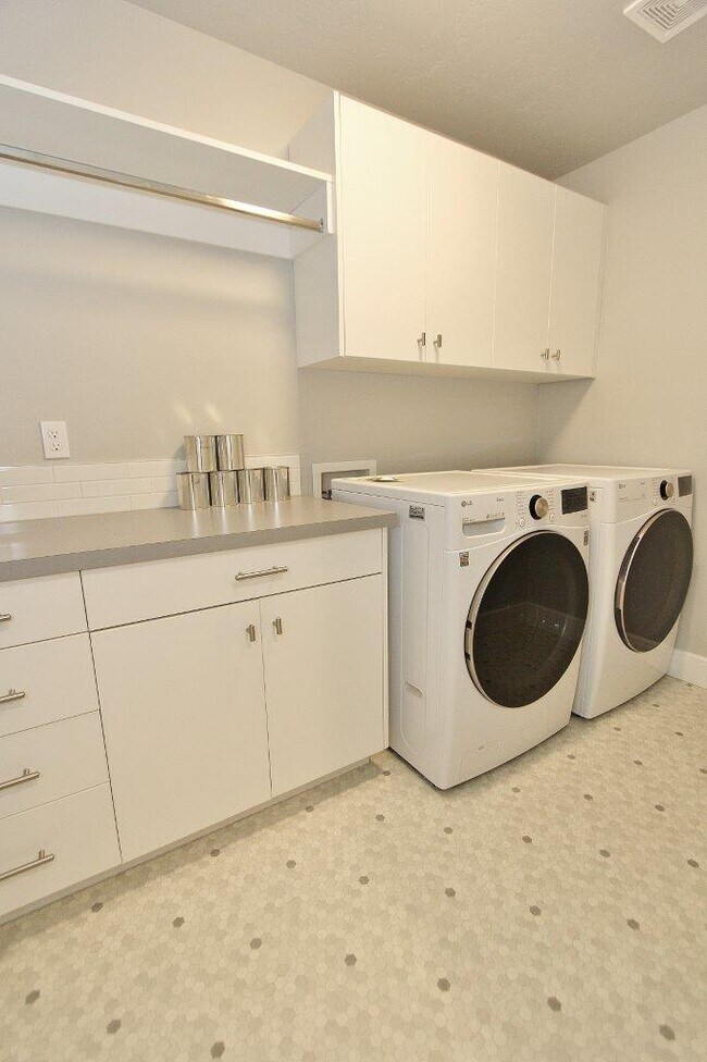 Building Photo - 3468 E Berghan St