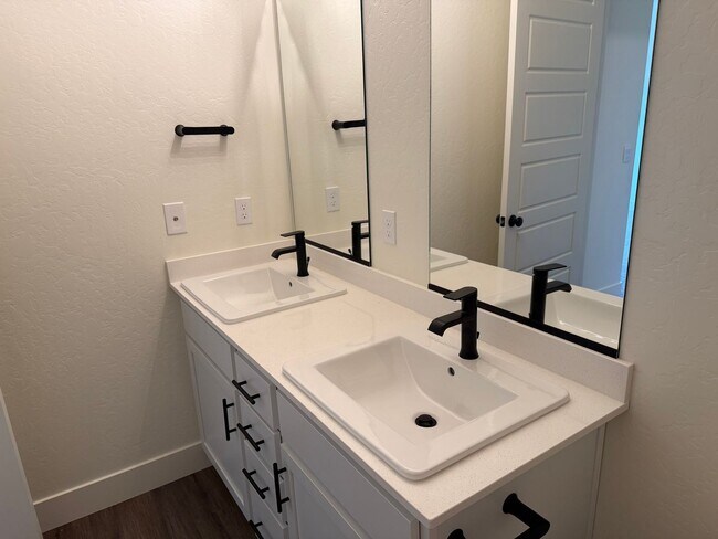 Building Photo - Brand New Home for rent in Visalia