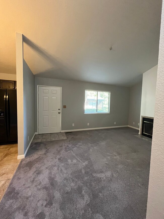 Building Photo - Rare 2 Bedroom/1.5 Bathroom Condo for Rent...