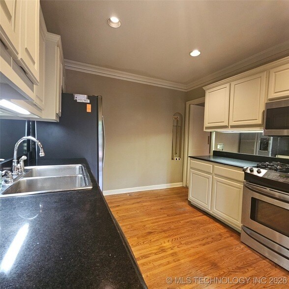 Building Photo - 2442 E 19th St