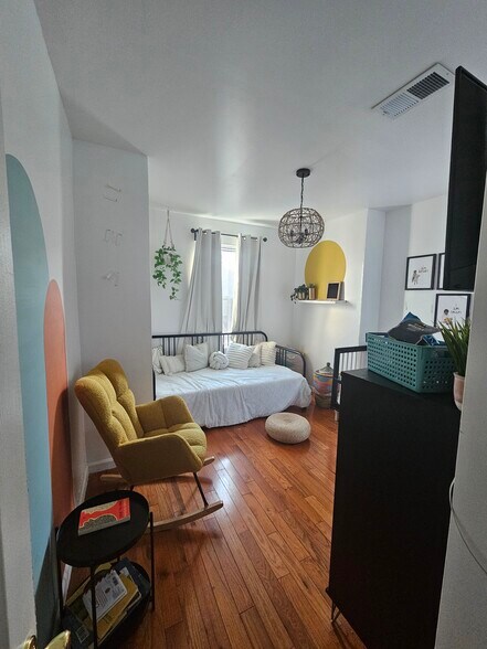 Building Photo - 5759 Larchwood Ave