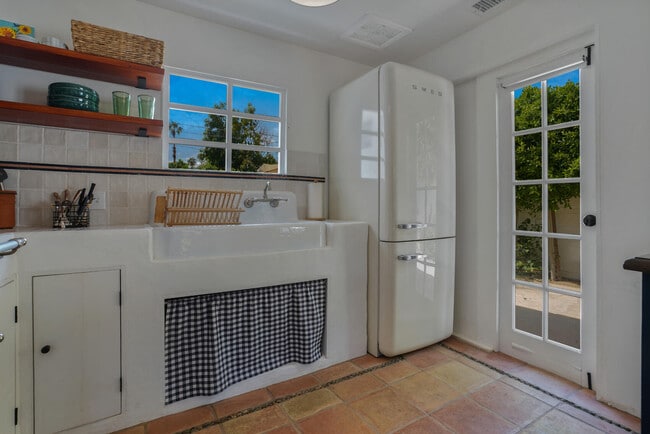 Building Photo - 439 E Sonora Rd