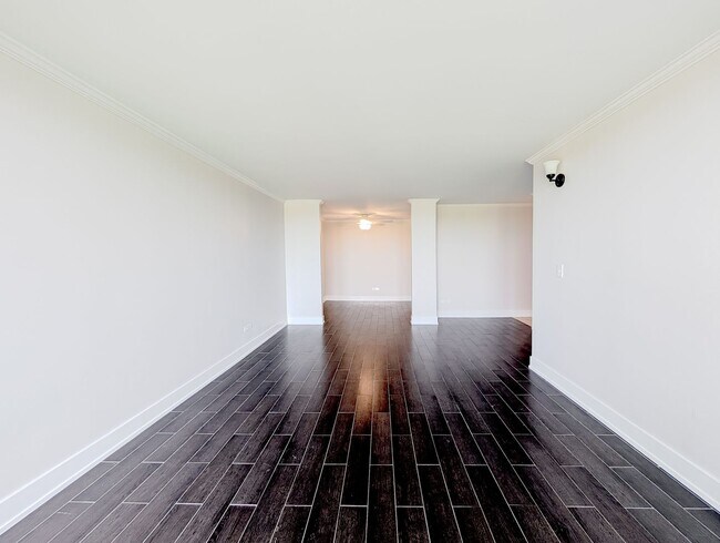 Building Photo - 1043 S York Rd