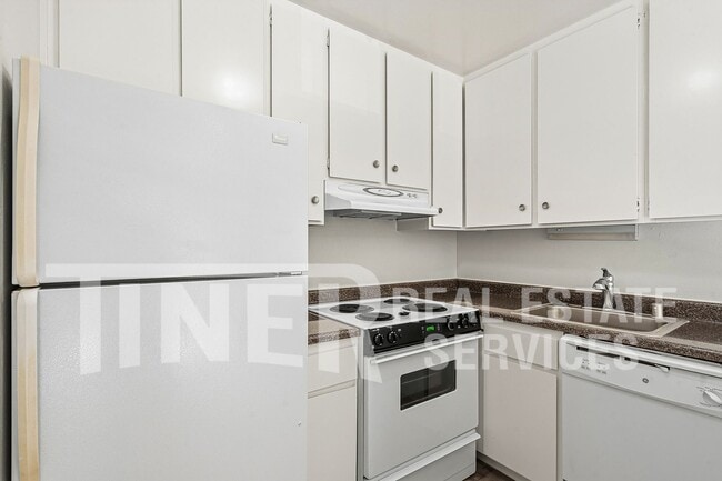 Building Photo - 730 Woodside Ln E