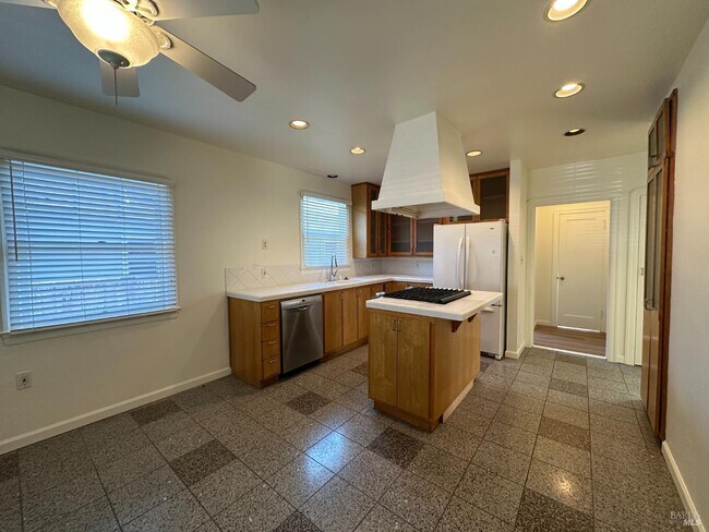 Building Photo - 258 W J St