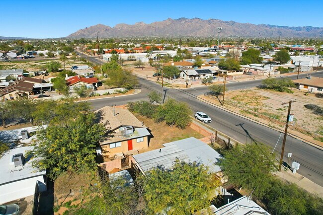 Building Photo - 468 E Delano St