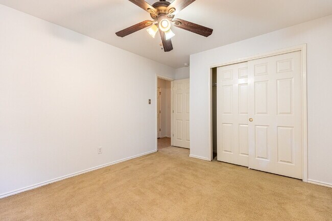 Building Photo - 8914 Walnut Springs