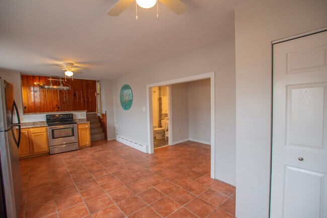 Building Photo - 2553 E Somerset St