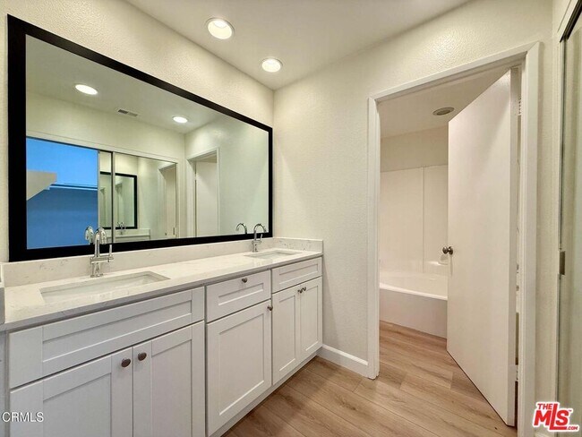 Building Photo - 574 Island View Cir