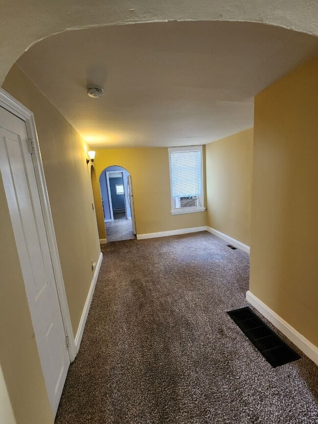 Building Photo - 2 Bedroom Single Family Home