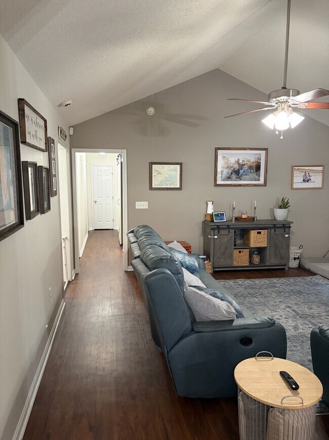Building Photo - 207 Bluebird Ct