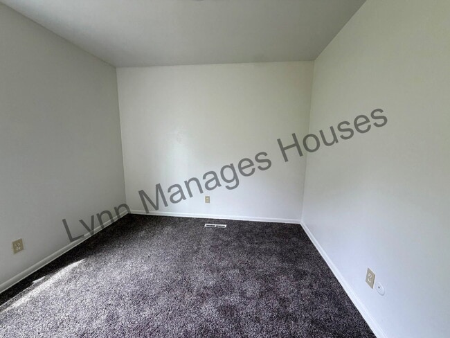 Building Photo - Main Level Three Bedroom Now Ready!