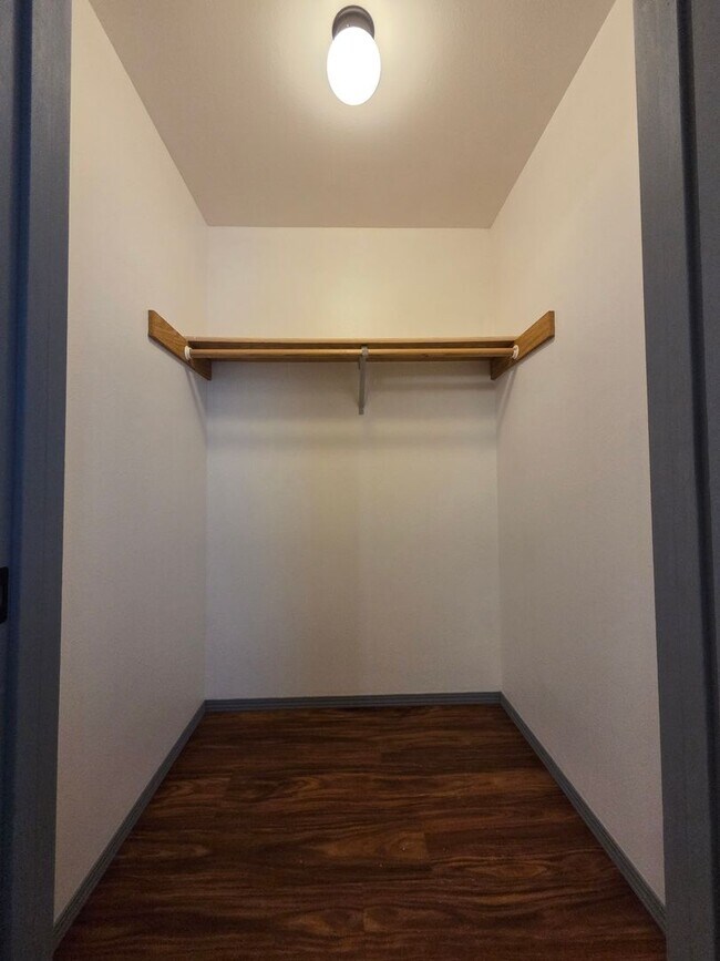 Building Photo - Charming Rambler in Gated Clearwood Community