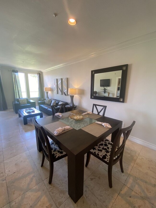 Building Photo - Amazing 2 bedroom furnished condo 1 block ...
