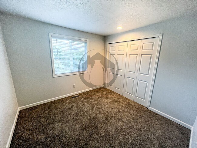 Building Photo - Single Level West Salem Home