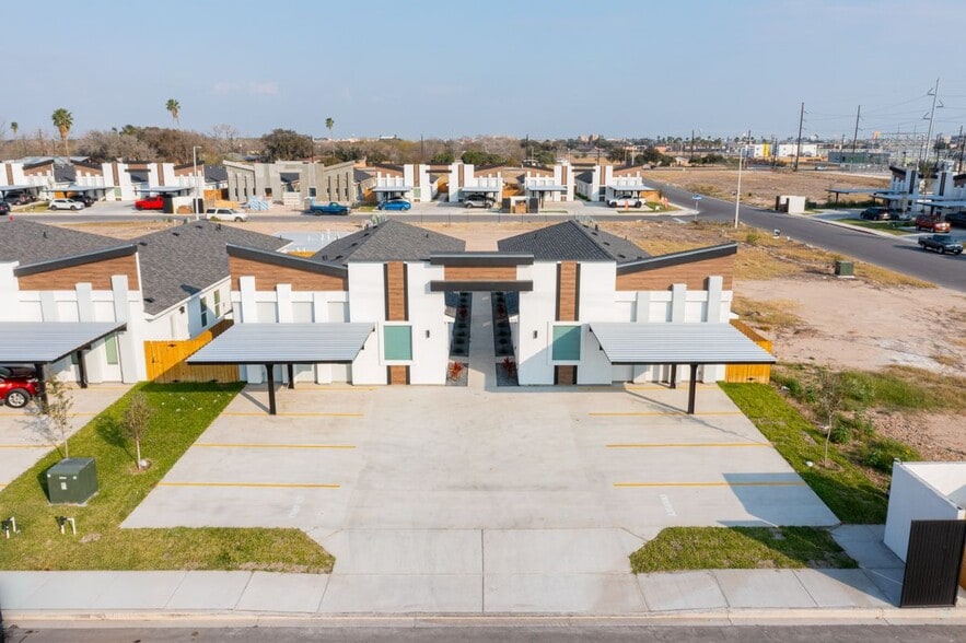 Building Photo - 408 N Onyx Ave