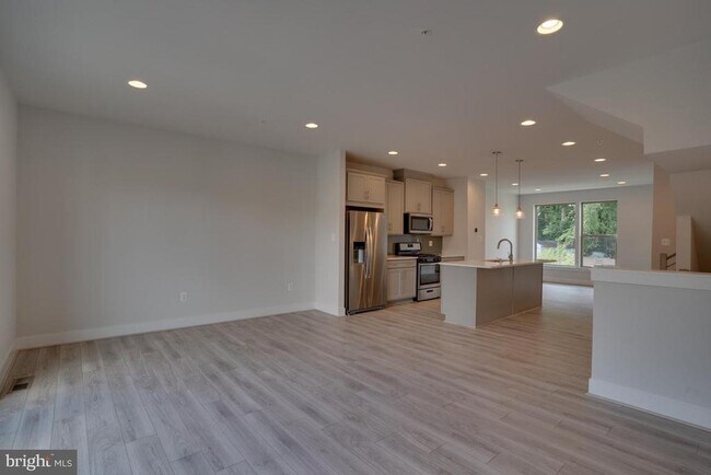 Building Photo - 5102 Oakmoore Dr