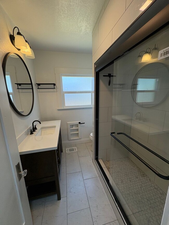 Building Photo - Spacious Tulare home Available Now!