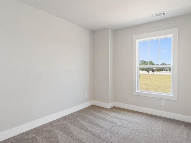 Building Photo - 4 Bedroom Townhome in Spartanburg