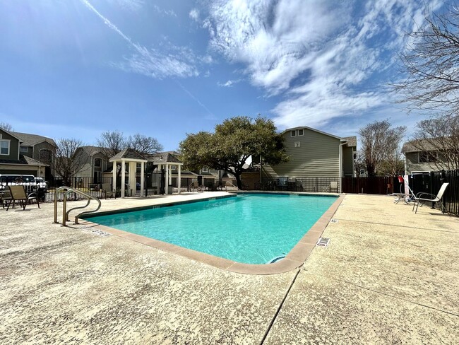 Building Photo - Charming 2 Bed 2.5 Bath Home With Patio In...