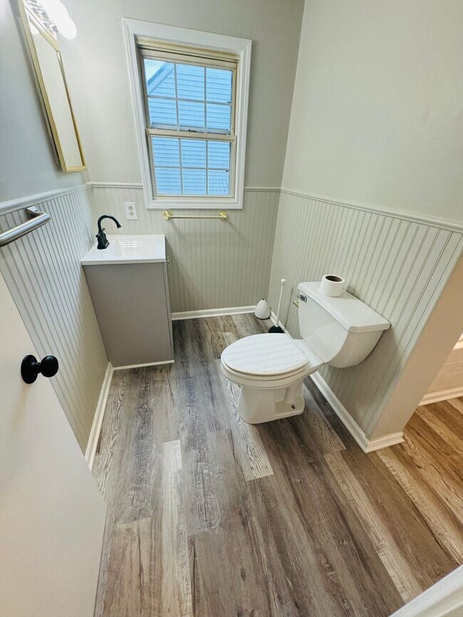 Building Photo - Stunning 8 bedroom House In Fantastic Neig...