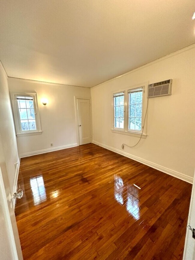 Building Photo - 1417 Bank St