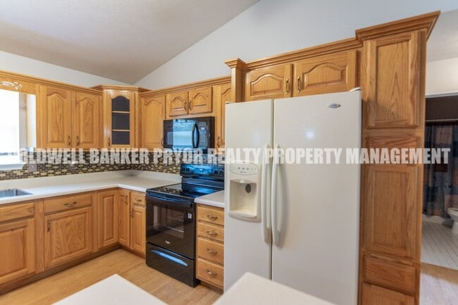 Building Photo - 295 Sky Dr