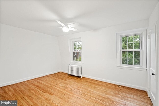 Building Photo - 16 E Linden St