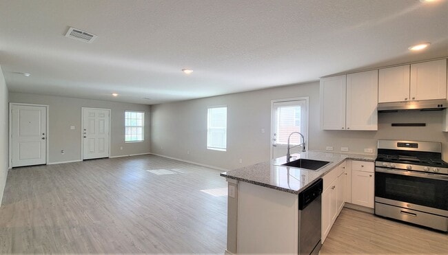 Building Photo - Beautiful like-new 3 bed | 2 bath home - Amazing community amenities!