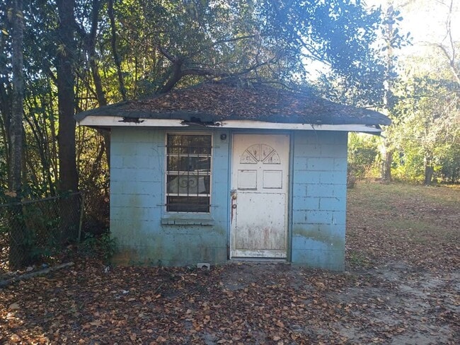 Building Photo - 304 Wells Ave