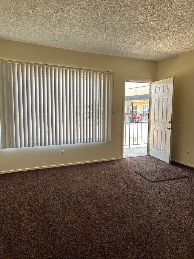 Interior Photo - 1622 W 81st St, Los Angeles, CA 90047