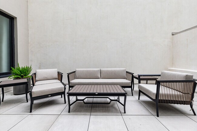 Building Photo - 1011 Canal St