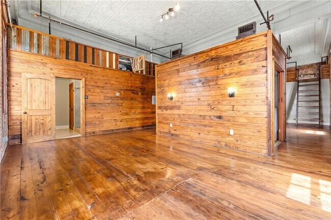 Building Photo - 558 St Francis St