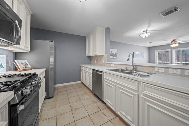 Building Photo - 1523 Cook St