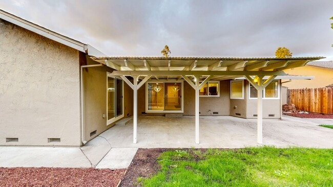 Building Photo - Meticulously Maintained Four Bedroom Singl...