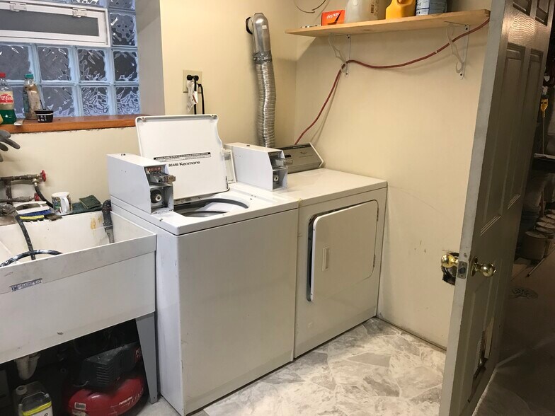 Building Photo - 5335 W Sunnyside Ave