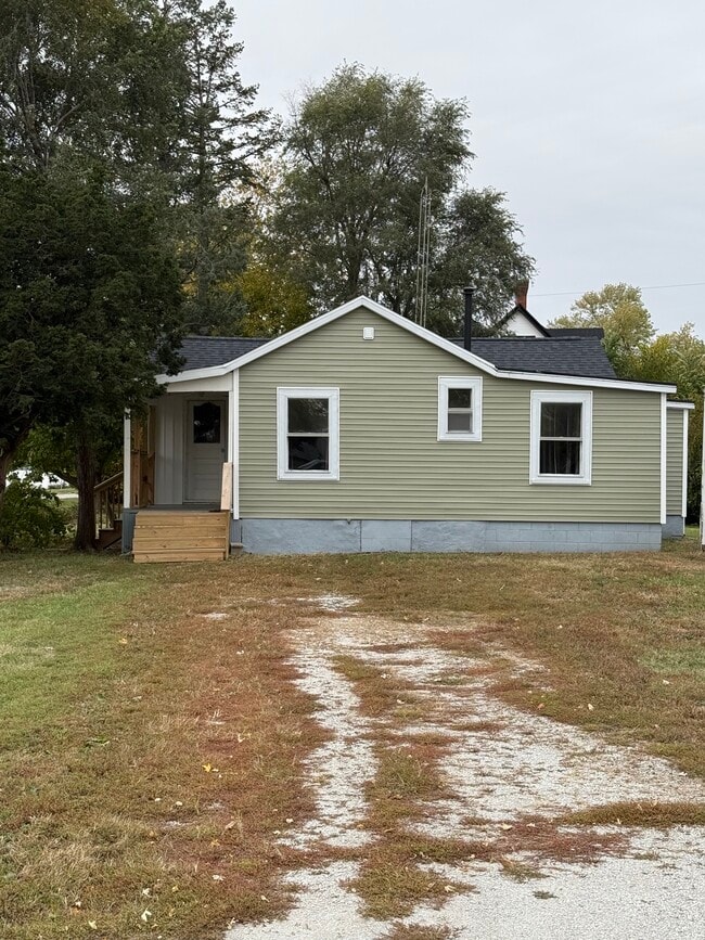 Building Photo - 721 E Cemetery Ave