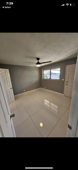 Building Photo - 4920 SW 28th Ter