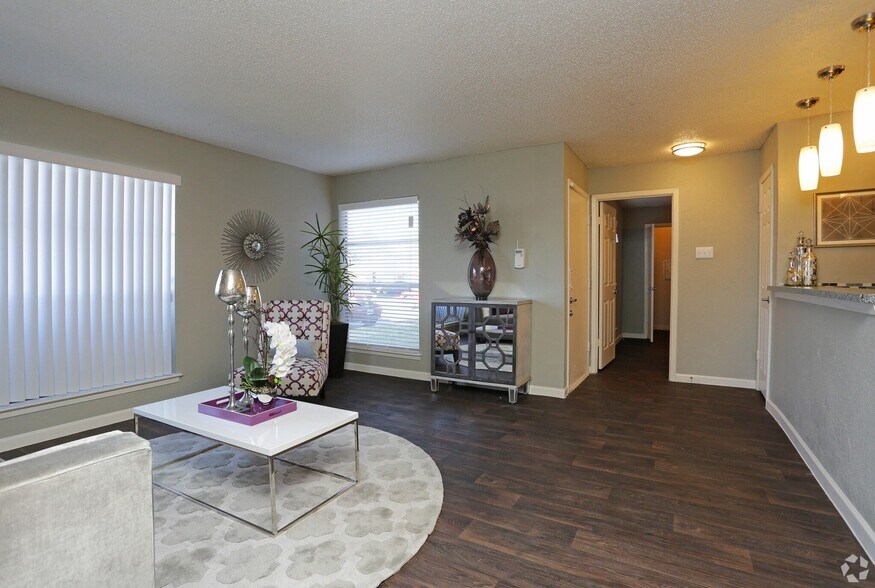 Building Photo - 724 Polk Dr