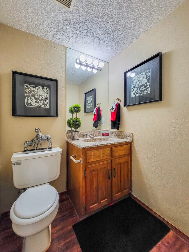 Building Photo - Arlington 2 bedroom Townhome with garage and yard! Must see! Schedule tour today!