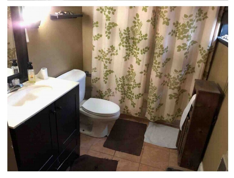 Full bath 2nd floor - 1117 Fredonia St