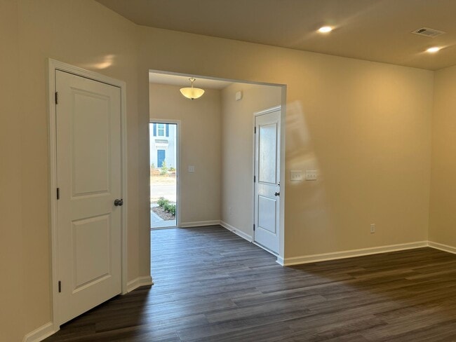 Building Photo - Stunning 3BR 2.5BA Townhome in Jamestown