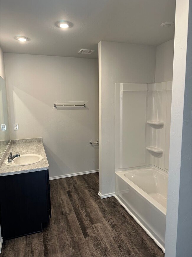 Building Photo - *Pre-leasing* NEWER Three Bedroom | Two Ba...