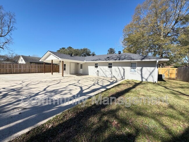 Building Photo - 122 Joan St