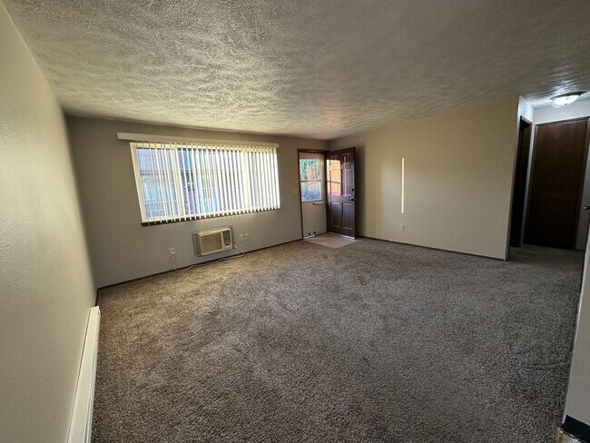 Building Photo - L972