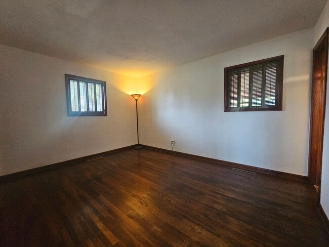 Building Photo - Manor View