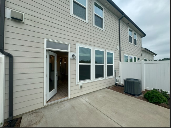 Building Photo - 16 Holland Ridge Cir
